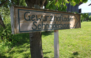 Holzschild Schneiderbauer Gewürzhofladen